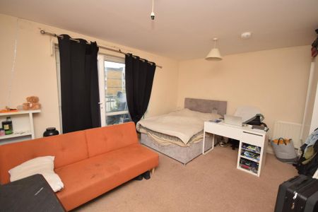 3 bedroom flat to rent - Photo 2