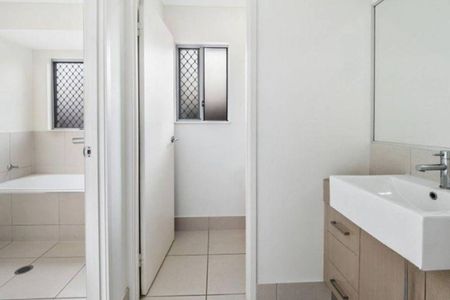 Quality Entertainer – Media or Fifth Bedroom – Solar - Green Thumb Paradise - Photo 2