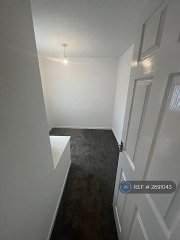 3 bedroom end of terrace house to rent - Photo 2