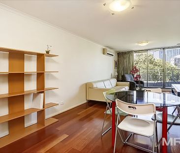 Stylish fully furnished apartment with huge entertainers balcony - Photo 2