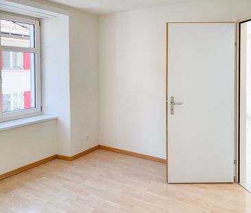 Spacious 4.5-room apartment in the heart of Netstal - Photo 1