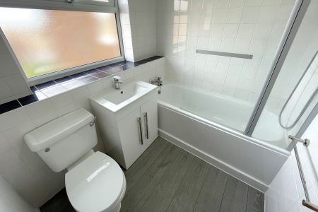 Willowhayne Drive, Walton-on-Thames, Surrey, KT12 - Photo 2