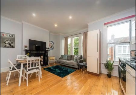 2 Bed Flat, Edgeley Road, SW4 - Photo 2