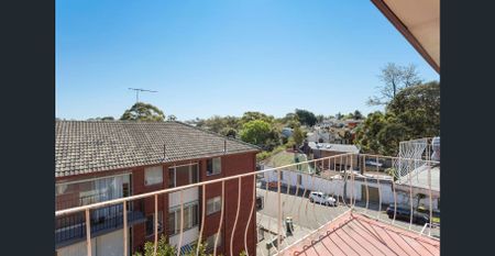 Charming top-floor apartment - Photo 4