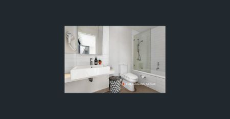 FULLY FURNISHED Spacious and stylish two-bedroom apartment in the heart of Richmond - Photo 4