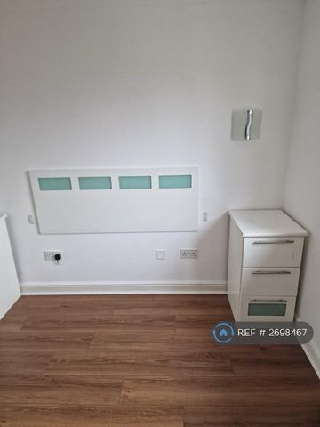 4 bedroom semi-detached house to rent - Photo 5