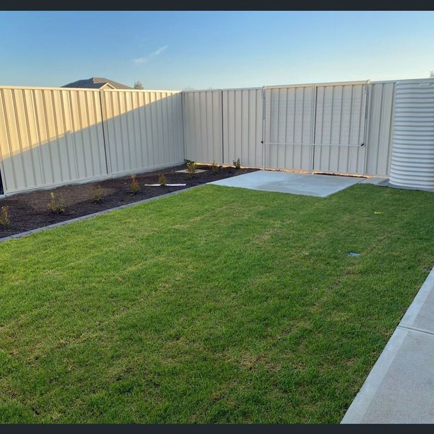 Modern 3 Bedroom Property in Angle Vale - Photo 1