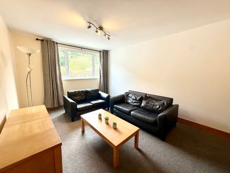 Two bedroom furnished apartment with private parking close to City Centre - Photo 3