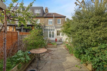 End of Terrace House To Let - Photo 4