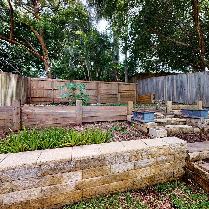 Wonderful Family Home - Awesome Kitchen - Great Entertainer - Photo 1