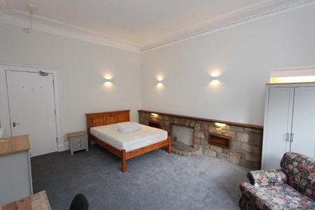 3 bedroom flat to rent - Photo 4