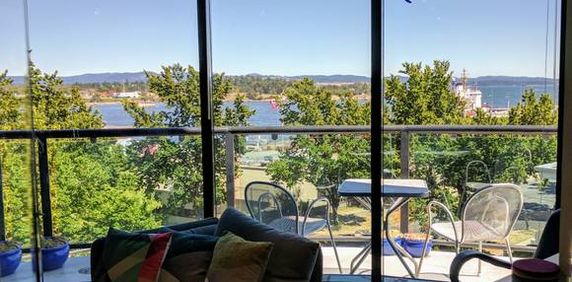 Pet Friendly - One bedroom bright water view - Photo 2