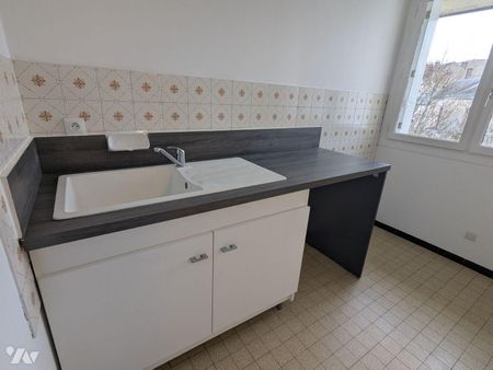 Situé en plein centre-ville de Nogent-le-Rotrou (28400), cet appartement de 2 pièces d'environ... - Photo 3