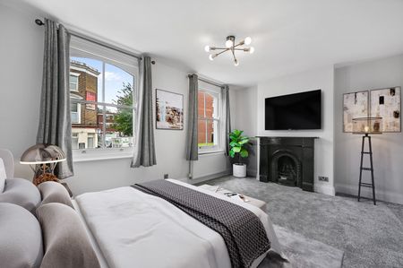 2 Bed Terraced House, Mill Hill Road, W3 - Photo 3