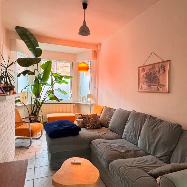 Gezellige arbeiderswoning met zonnige tuin en terras, 2 comfortabele slaapkamers en een vlotte verbinding dankzij de ligging in de buurt van de oprit van de autosnelweg. - Photo 1