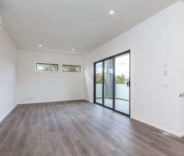 STUNNING TOWNHOUSE LIVING - Photo 6