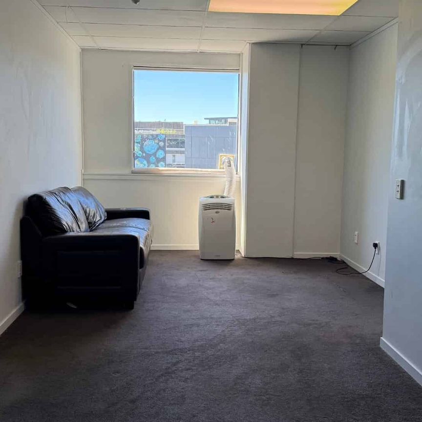 Spacious 4-Bedroom Apartment – Perfect for Young Professionals or Students - Photo 1