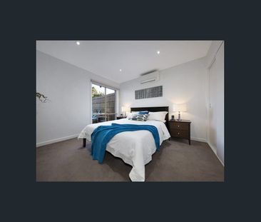 MODERN SPACIOUS APARTMENT, HUGE NORTH FACING COURTYARD - Photo 4