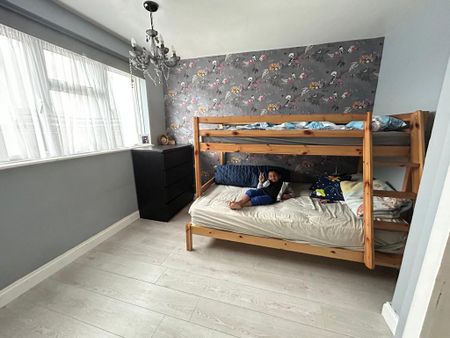 4 bedroom end of terrace house to rent - Photo 5