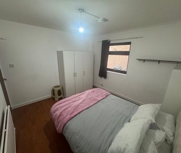 Room in a Shared House, Netherfield Gardens, IG11 - Photo 2