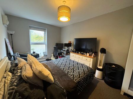 1 bedroom in a house share to rent - Photo 2