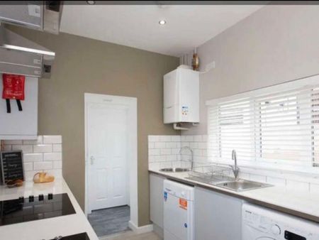 Modern 6 Bed House Share on the outskirts of the town centre Room 5 - Photo 4