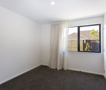 Brand new 2 bedroom townhouse – pet friendly! - Photo 2