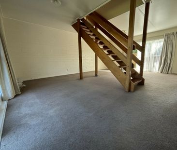 Charming Two-Storey Townhouse for Rent! - Photo 2