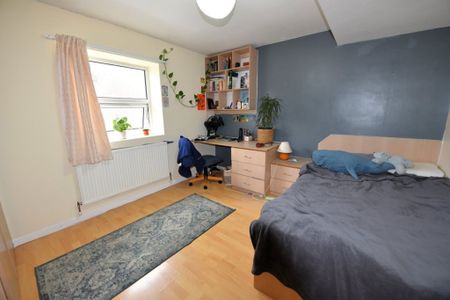 3 bedroom Flat in Flat C, Leeds - Photo 4