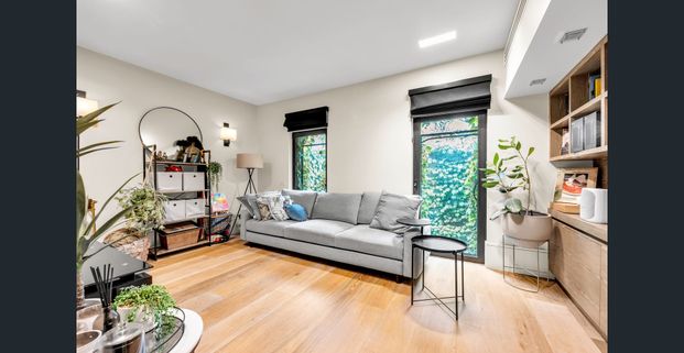 Executive Apartment Over Two Levels - Fully Furnished - Photo 1