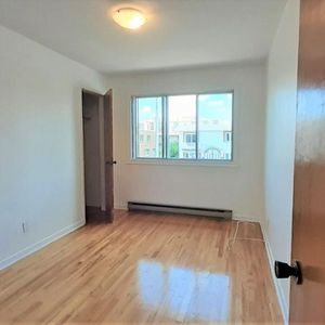 N-Rosemont Près Anjou/St.Léonard 4.5 au 2e Étage Triplex - Photo 2