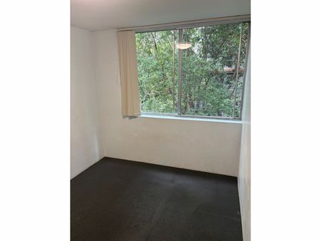 Spacious Apartment with Leafy Views - Photo 2