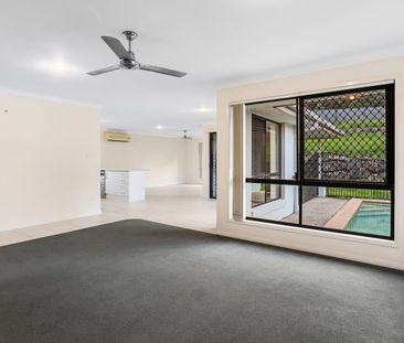 4 BEDROOM HOUSE WITH A POOL! - Photo 1