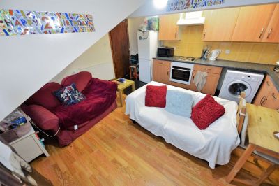2 bedroom Flat in Cardigan Road, Leeds - Photo 3