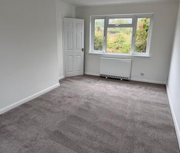 4 bedroom semi-detached house to rent - Photo 2