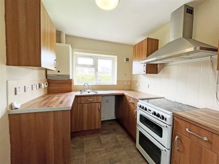 1 bedroom Flat to rent - Photo 2