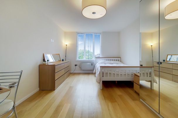 Studio Flat, Earls Court Road, W8 - Photo 1