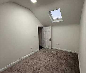 3 Bed Terraced House, Hampton Works, SW14 - Photo 2