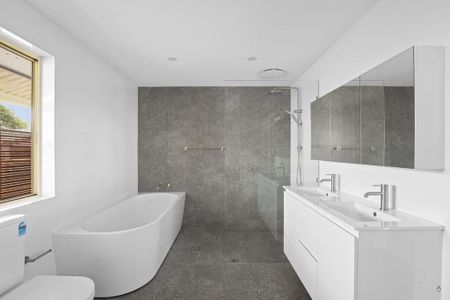 Modern Comfort Meets Entertainer's Delight: Stylish 3-Bedroom - Photo 4