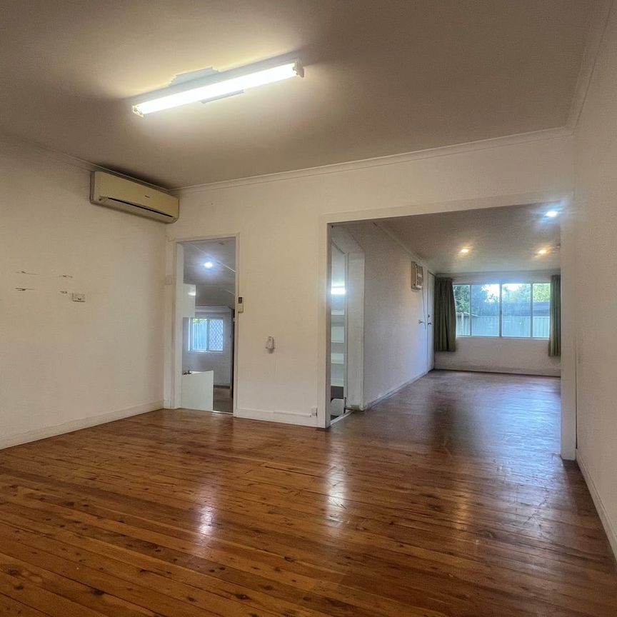 4-bedroom home with a big backyard! - Photo 1