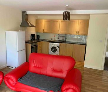 2 bedroom Flat To Let - Photo 3