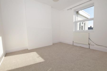 3 bedroom flat to rent - Photo 4