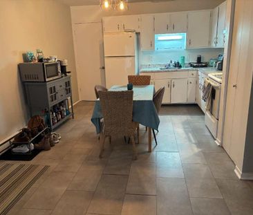 4 1/2 libre mi-novembre, semi meublé, WIFI inclus - Photo 1