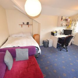 6 bedroom House in Brudenell Mount, Leeds - Photo 1