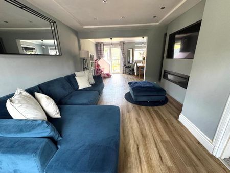 4 bedroom semi-detached house to rent - Photo 2