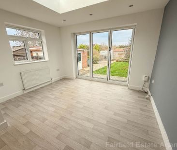 St Georges Drive, Carpenders Park, WD19 - Photo 2