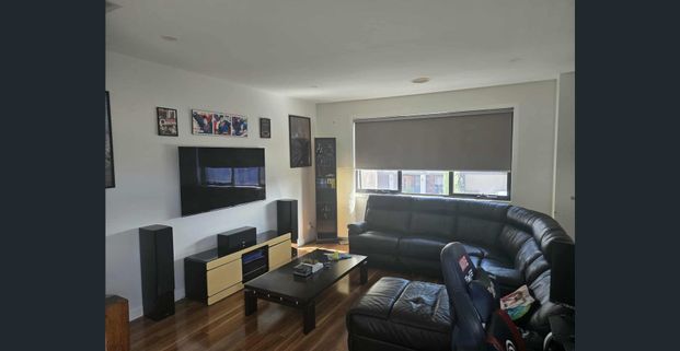 Spacious 3-Bedroom Townhouse for Modern Family Living - Photo 1