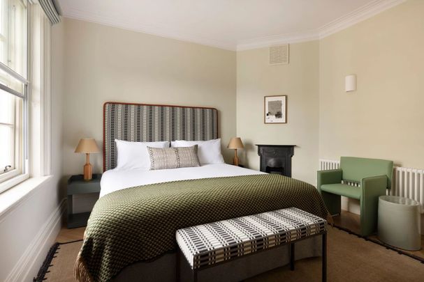 A lateral, two bedroom apartment in central Marylebone offering hotel-style services. - Photo 1