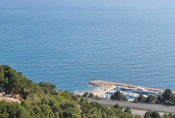 For rent: spacious apartment with 3 bedrooms and sea views.