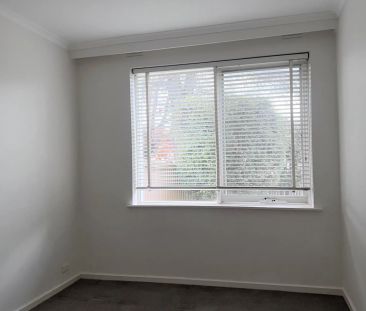 Convenient Ground Floor Two Bedroom Apartment - Photo 2